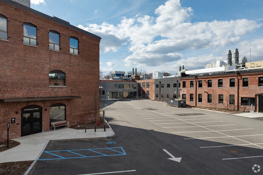 64 Pleasant St, Watertown, MA à louer - Photo du bâtiment - Image 1 de 5