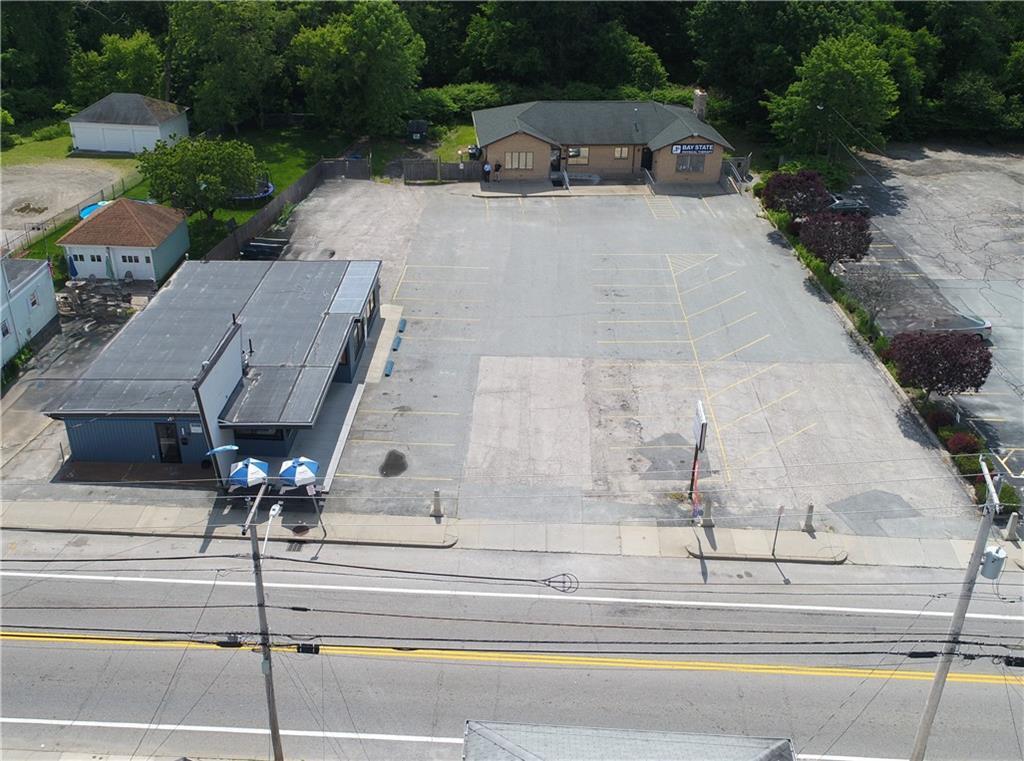 923 - 925 Main Street West Warwick portefeuille de 2 propriétés à vendre sur LoopNet.ca Photo du bâtiment- Image 1 de 25
