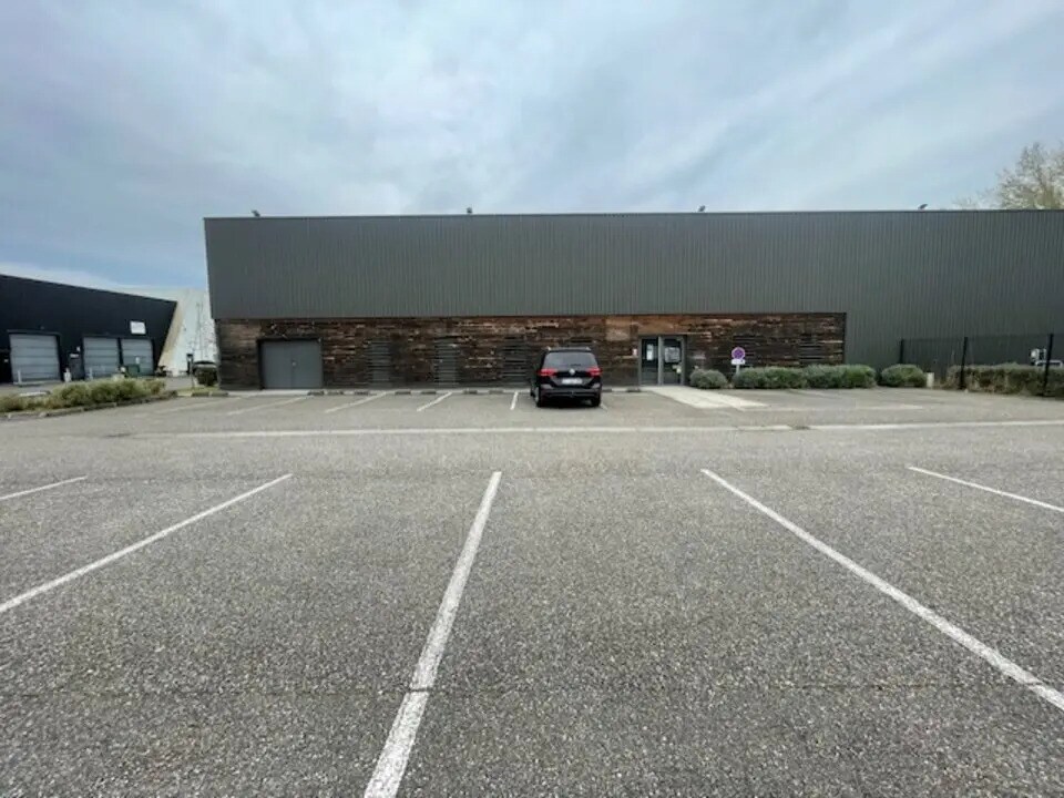 Retail in Le Haillan for lease Building Photo- Image 1 of 12
