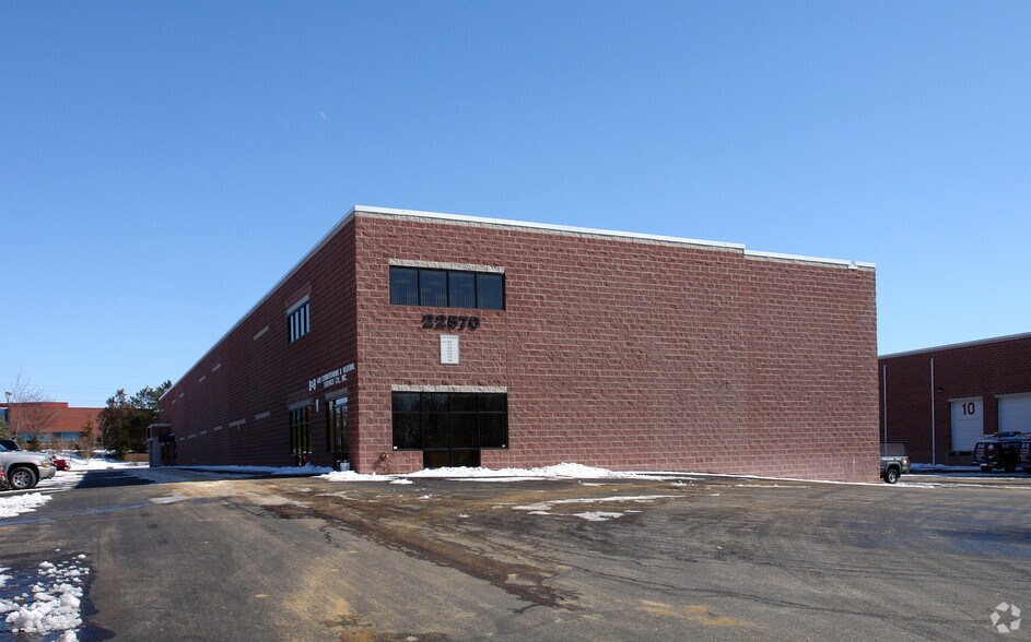 22570 Glenn Dr, Sterling, VA à vendre - Photo du bâtiment - Image 3 de 11