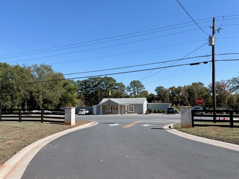 1535 Dahlonega Highway, Cumming, GA à vendre - Photo du bâtiment - Image 3 de 14