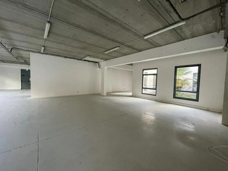 Flex in Roissy-en-France for lease - Interior Photo - Image 2 of 5
