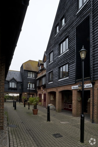 1-2 Strand Ct, Rye à vendre - Photo du bâtiment - Image 3 de 13