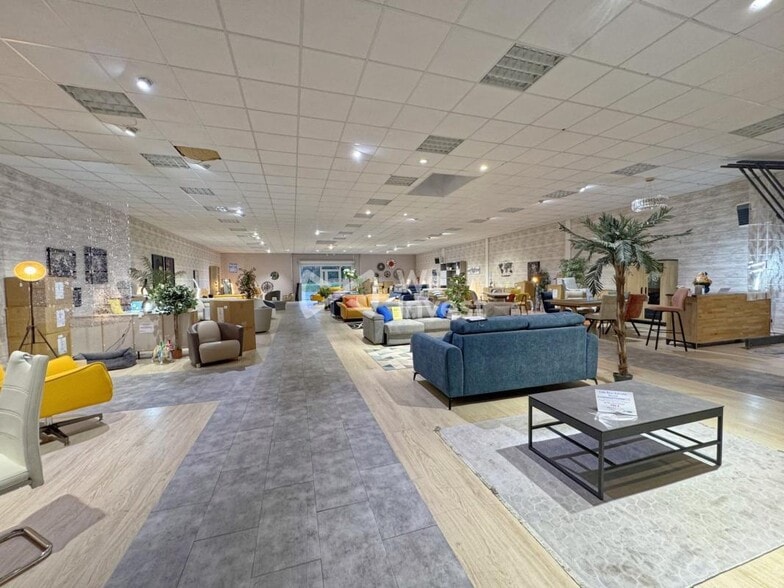 Retail in Coulommiers for sale - Interior Photo - Image 2 of 7
