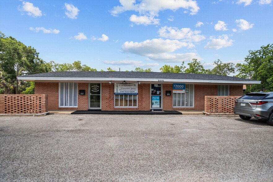 205 E Denman Ave, Lufkin, TX à vendre - Photo principale - Image 1 de 23