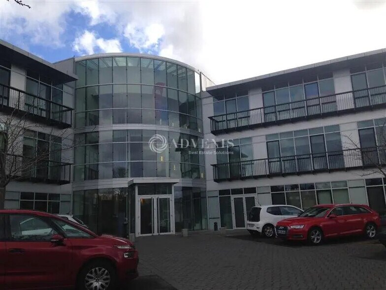 Office in Voisins-le-Bretonneux for lease - Building Photo - Image 1 of 3