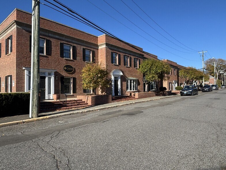 39-51 Pine St, New Canaan, CT à vendre - Photo du bâtiment - Image 1 de 15