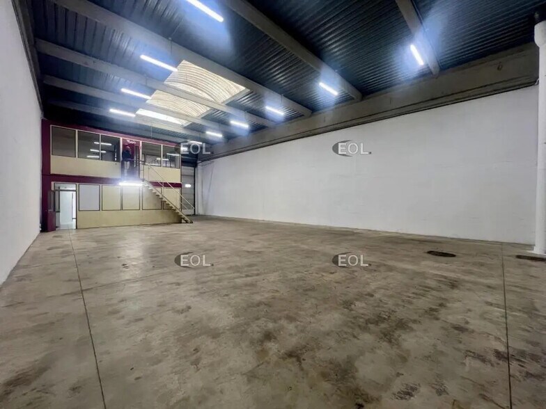 Industrial in Bondy for lease - Interior Photo - Image 3 of 19