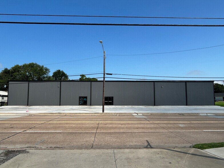 708 Nederland Ave, Nederland, TX à louer - Photo du bâtiment - Image 1 de 8