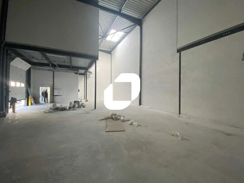 Flex in Pontoise for lease - Building Photo - Image 2 of 8
