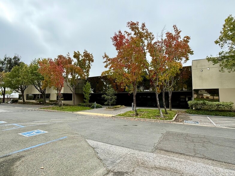 47913-47963 Warm Springs Blvd, Fremont, CA for lease - Building Photo - Image 3 of 14