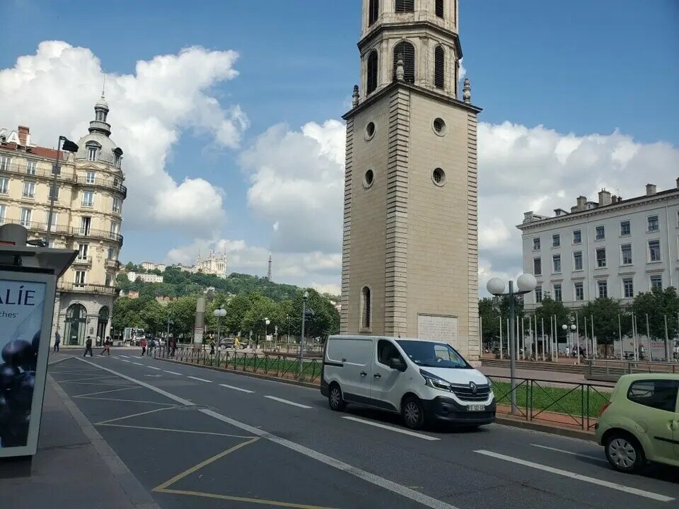 Commerce de détail dans Lyon à louer Photo du bâtiment- Image 1 de 4