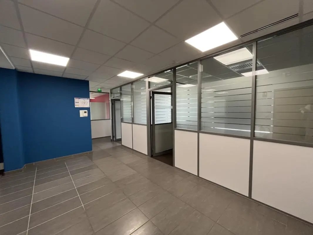 Office in Évreux for lease Interior Photo- Image 1 of 5