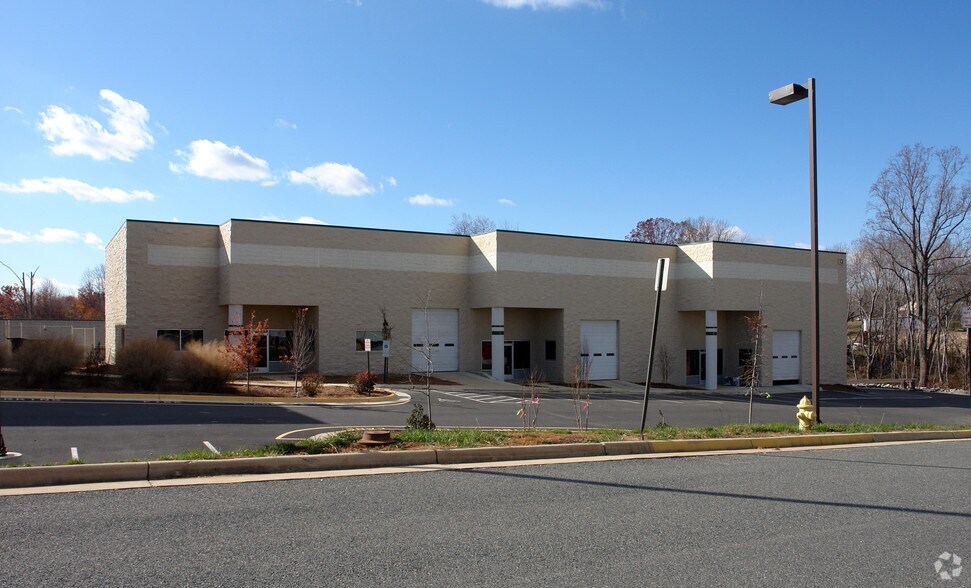 12 Commerce Pky, Fredericksburg, VA à louer - Photo du bâtiment - Image 2 de 13