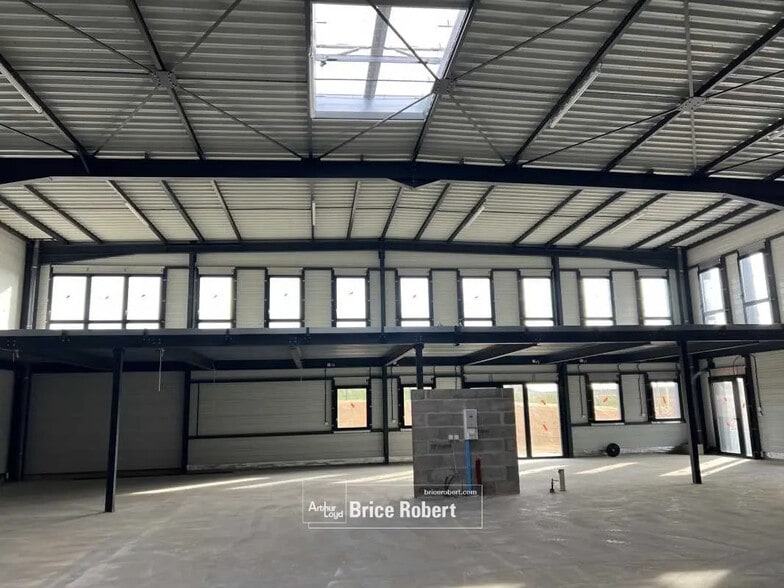 Flex in Mionnay for lease - Interior Photo - Image 3 of 14