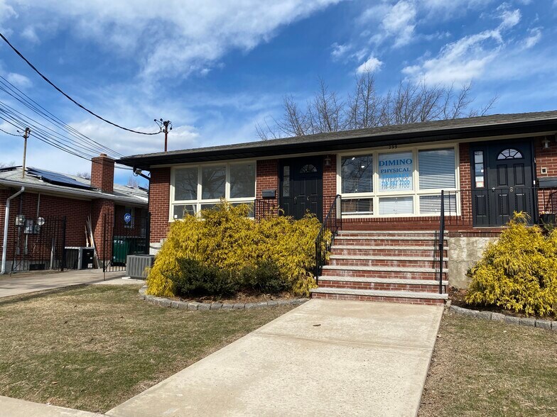 299 Guyon Ave, Staten Island, NY à louer - Photo du bâtiment - Image 1 de 11