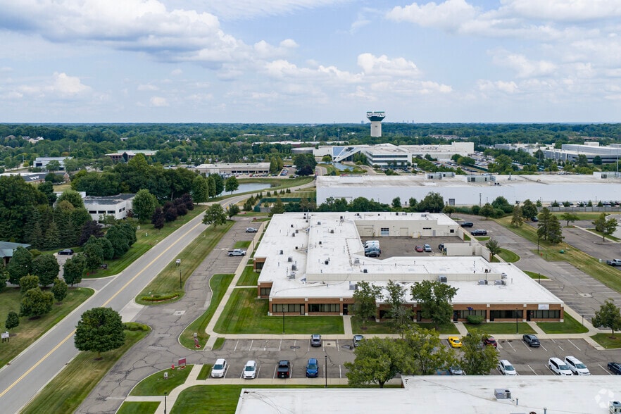 39205 Country Club Dr, Farmington Hills, MI for lease - Aerial - Image 2 of 6