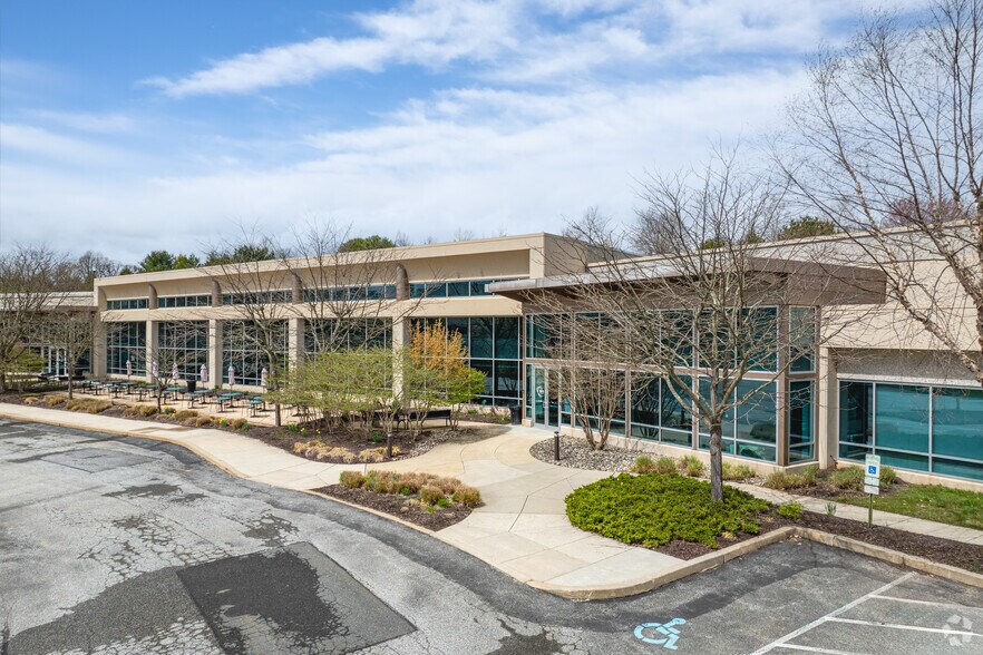 1 Braxton Way, Glen Mills, PA à louer - Photo du bâtiment - Image 2 de 7