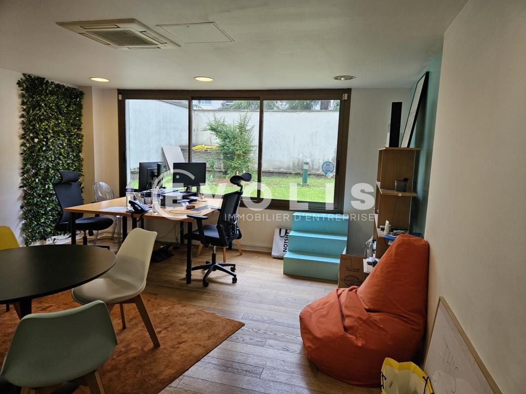 Office in Montrouge for sale Interior Photo- Image 1 of 11