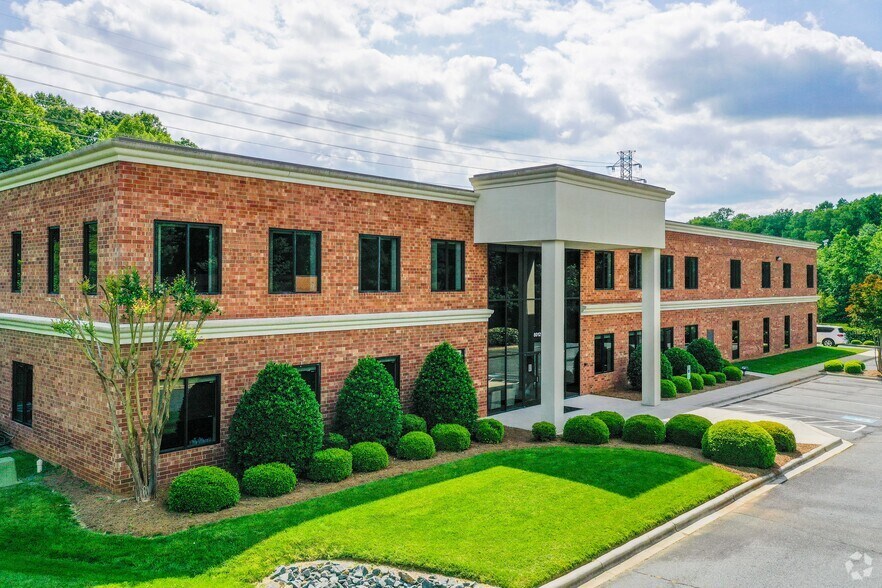 8012 Tower Point Dr, Charlotte, NC à louer - Photo principale - Image 1 de 13