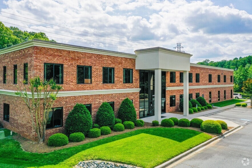 8012 Tower Point Dr, Charlotte, NC for lease - Primary Photo - Image 1 of 13