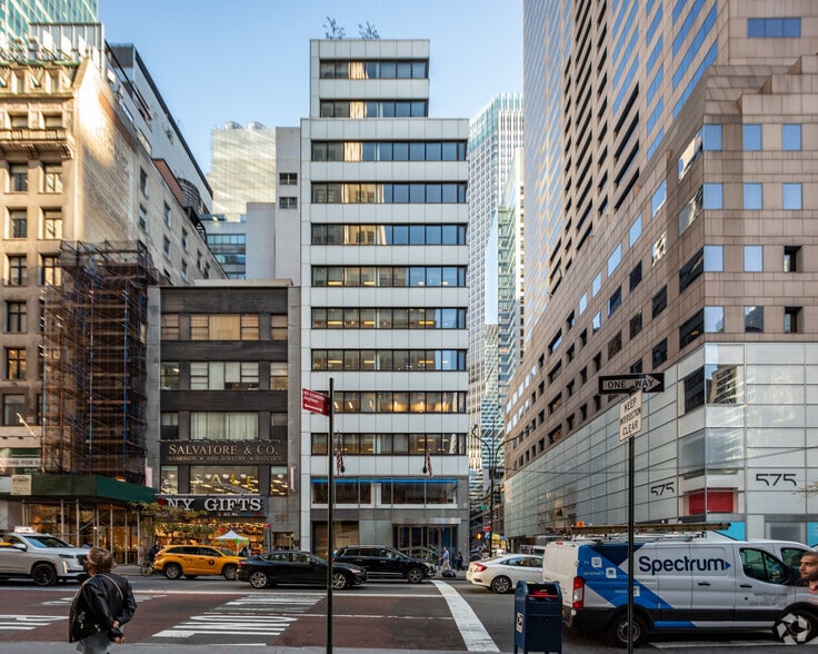 579 Fifth Ave, New York, NY à louer - Photo du bâtiment - Image 2 de 10