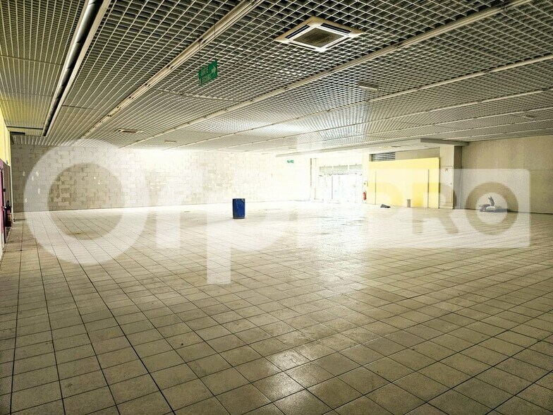 Retail in Soissons for lease - Interior Photo - Image 2 of 4