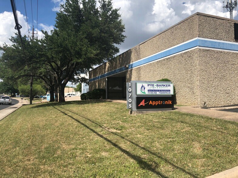 10705 Metric Blvd, Austin, TX à louer - Photo du bâtiment - Image 2 de 4