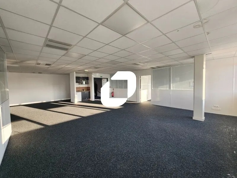 Office in Vélizy-Villacoublay for lease Building Photo- Image 1 of 10
