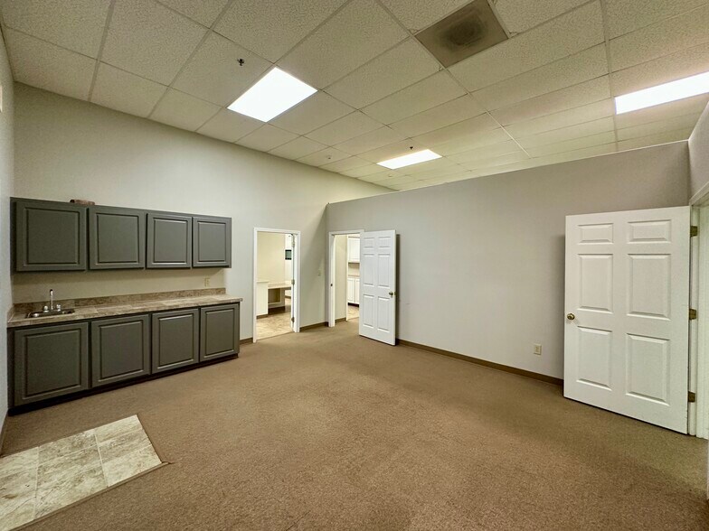 807 Monroe St, Clinton, MS à vendre - Photo du bâtiment - Image 2 de 21