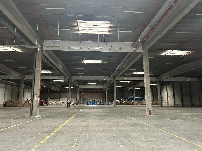 Office in Templemars for lease - Interior Photo - Image 1 of 5