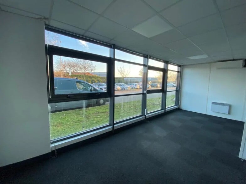 Flex in Décines-Charpieu for lease - Interior Photo - Image 2 of 6