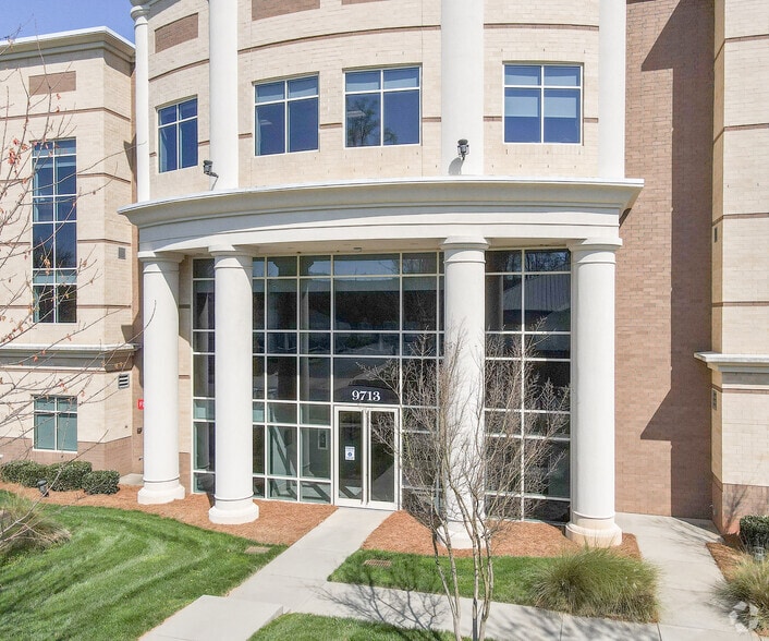 9713 Northcross Center Ct, Huntersville, NC for lease - Building Photo - Image 2 of 8