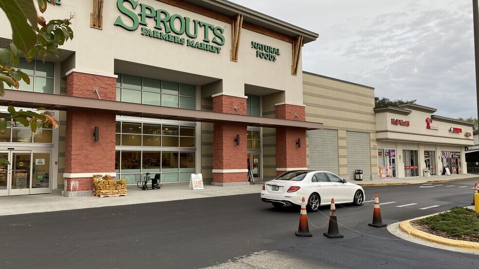 3317 Lithia Pinecrest Rd, Valrico, FL à louer - Photo du bâtiment - Image 2 de 11