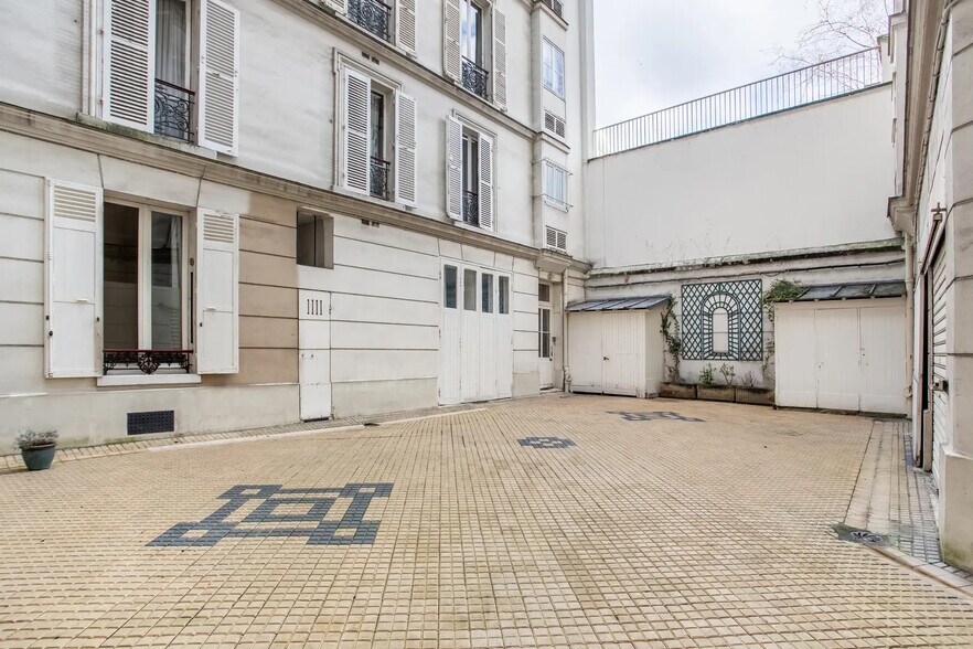 Immeuble residentiel dans Paris à vendre - Photo du bâtiment - Image 2 de 3