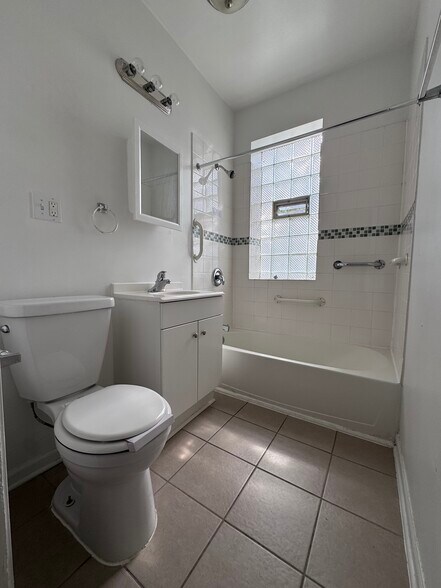 7308 S Crandon Ave, Chicago, IL à vendre - Photo du bâtiment - Image 3 de 5