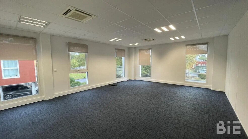 Office in Le Haillan for lease - Interior Photo - Image 3 of 9