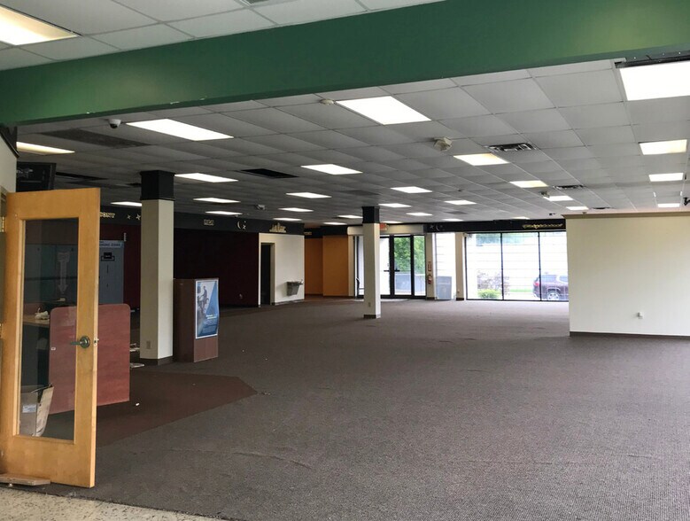 25001 W 8 Mile Rd, Redford, MI à vendre - Photo intérieure - Image 2 de 8