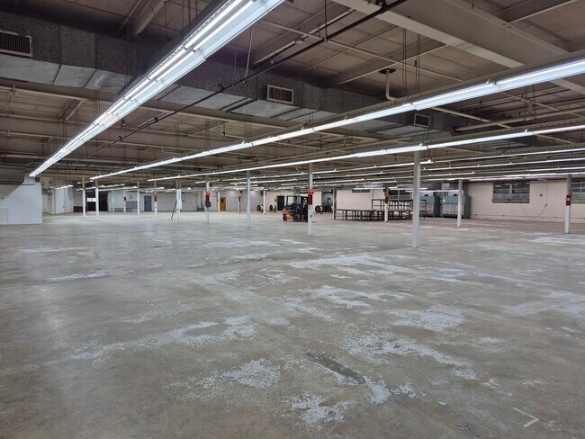 Plus de détails pour 100 S Main St, La Crosse, VA - Industriel à louer