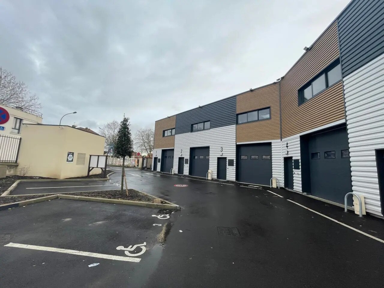 Flex in Épinay-sur-Seine for lease Primary Photo- Image 1 of 9