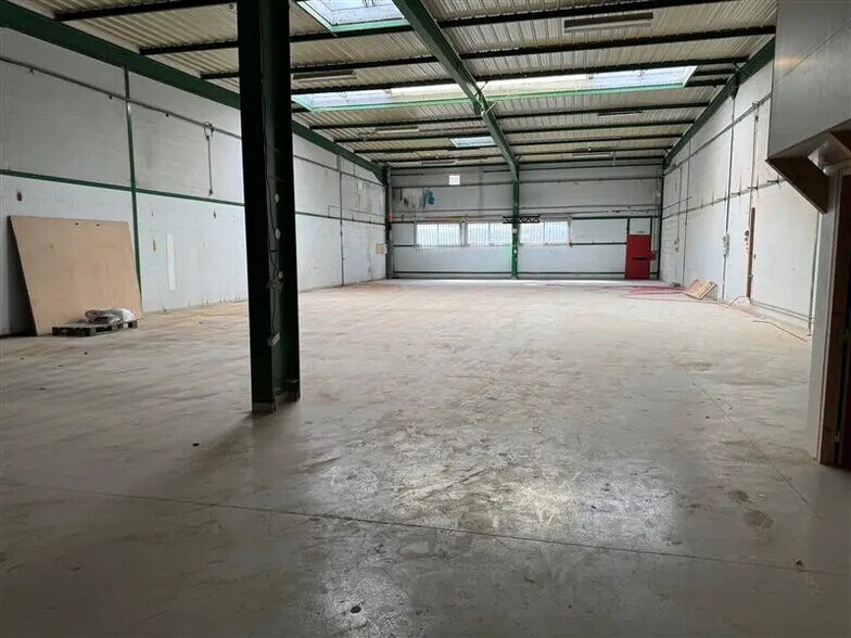 Flex in Lognes for lease - Interior Photo - Image 2 of 3