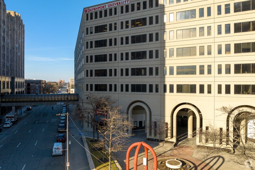 3031 W Grand Blvd, Detroit, MI à louer - Photo du bâtiment - Image 3 de 10