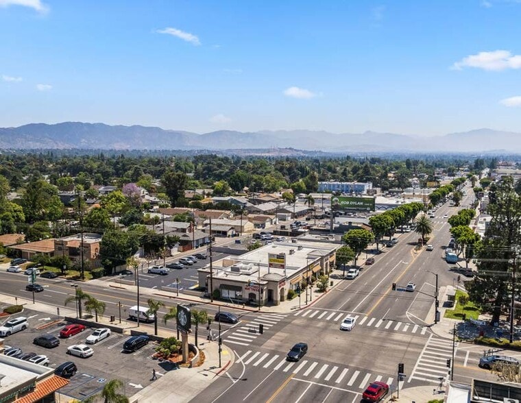 17851 Chatsworth St, Granada Hills, CA for sale - Primary Photo - Image 3 of 17