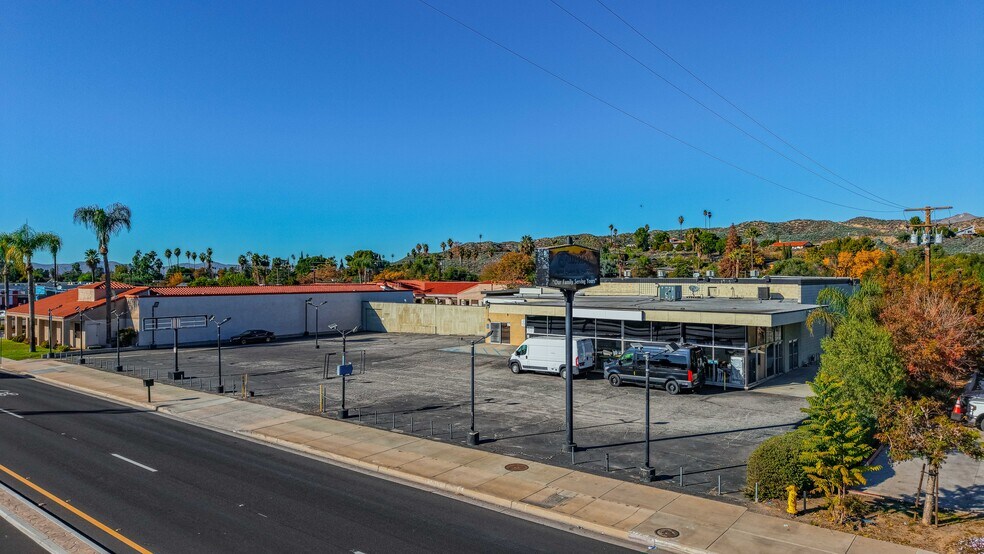 3630 E Florida Ave, Hemet, CA à vendre - Photo du bâtiment - Image 3 de 64
