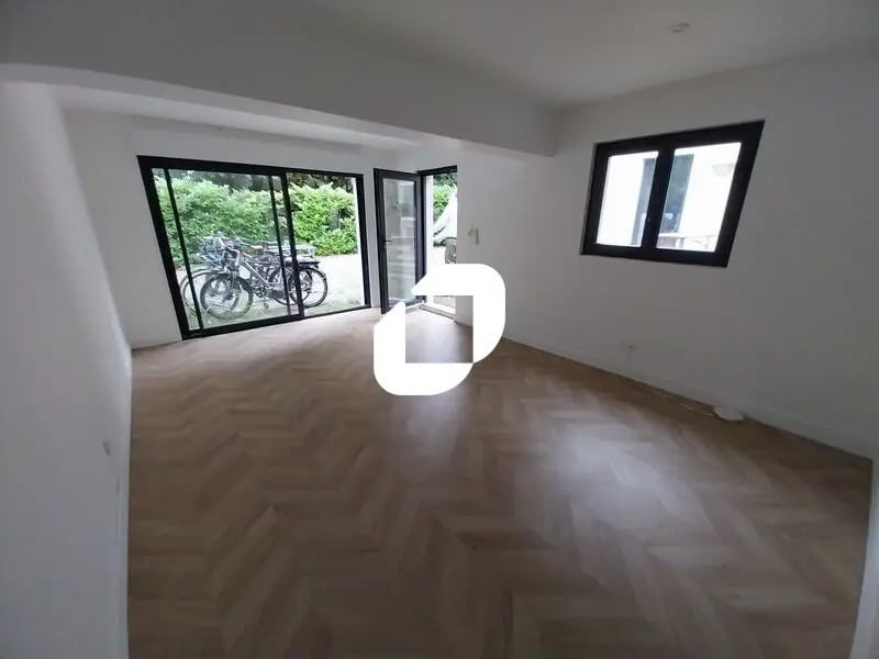 Office in Le Bouscat for lease Building Photo- Image 1 of 11