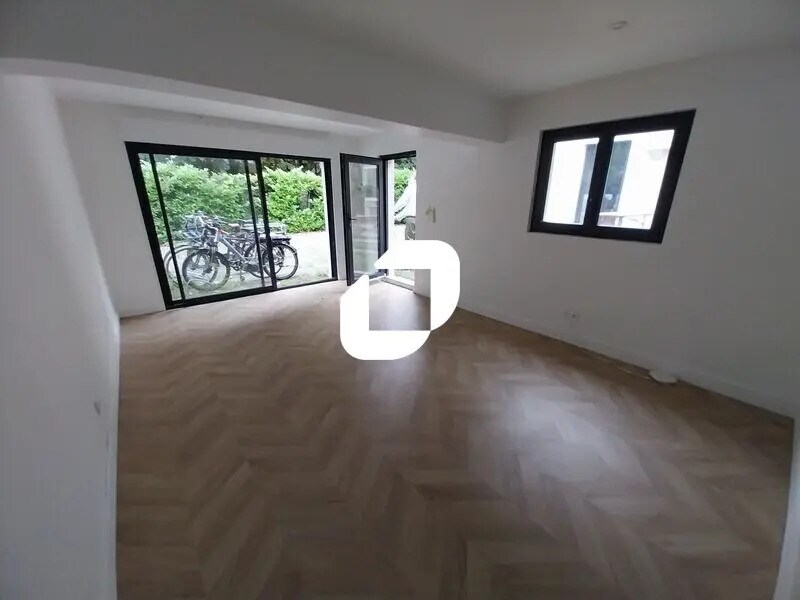 Office in Le Bouscat for lease Interior Photo- Image 1 of 11