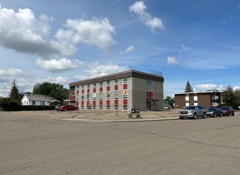 601 7 St E, Drumheller, AB à vendre - Photo du bâtiment - Image 3 de 29