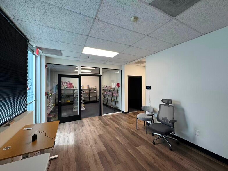 4230 E Airport Dr, Ontario, CA à louer - Photo du bâtiment - Image 3 de 17