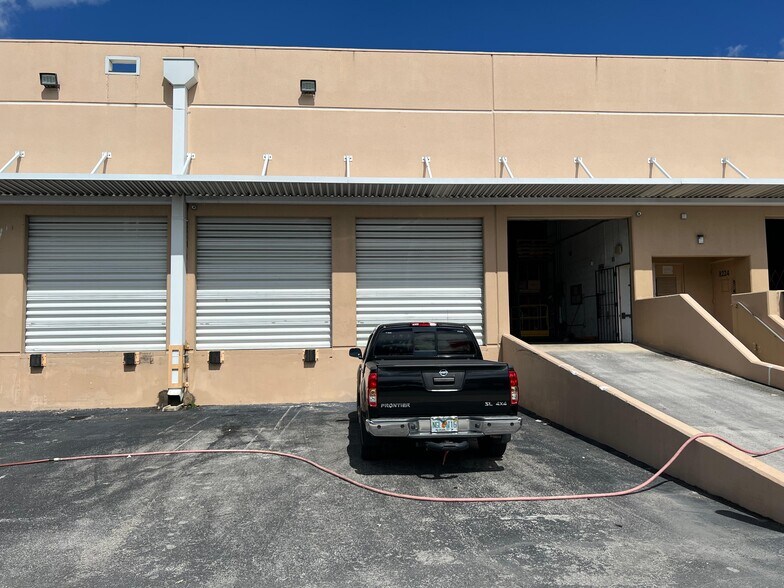 8200-8358 NW 30th Ter, Doral, FL à louer - Photo du bâtiment - Image 2 de 17