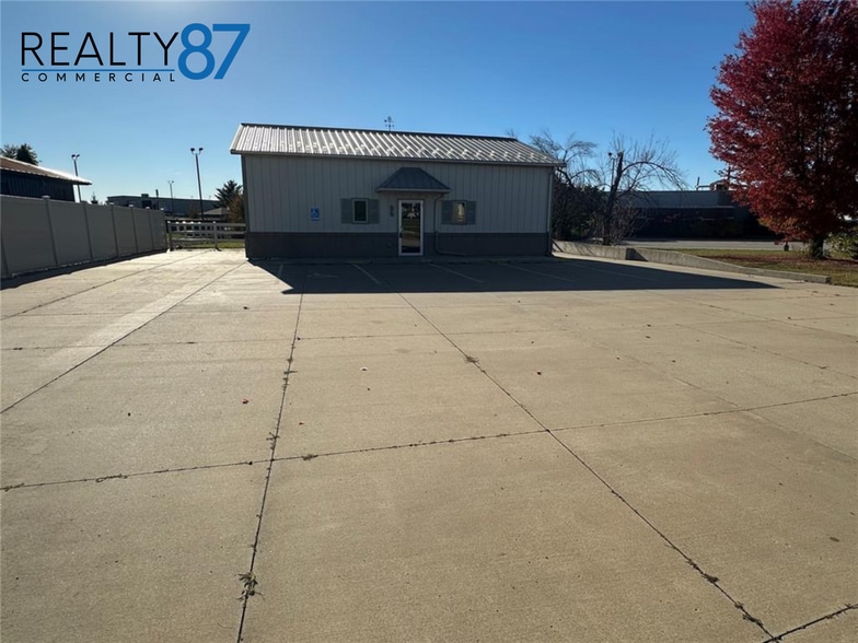 1210 N Center Point Rd, Hiawatha, IA for sale - Building Photo - Image 2 of 12